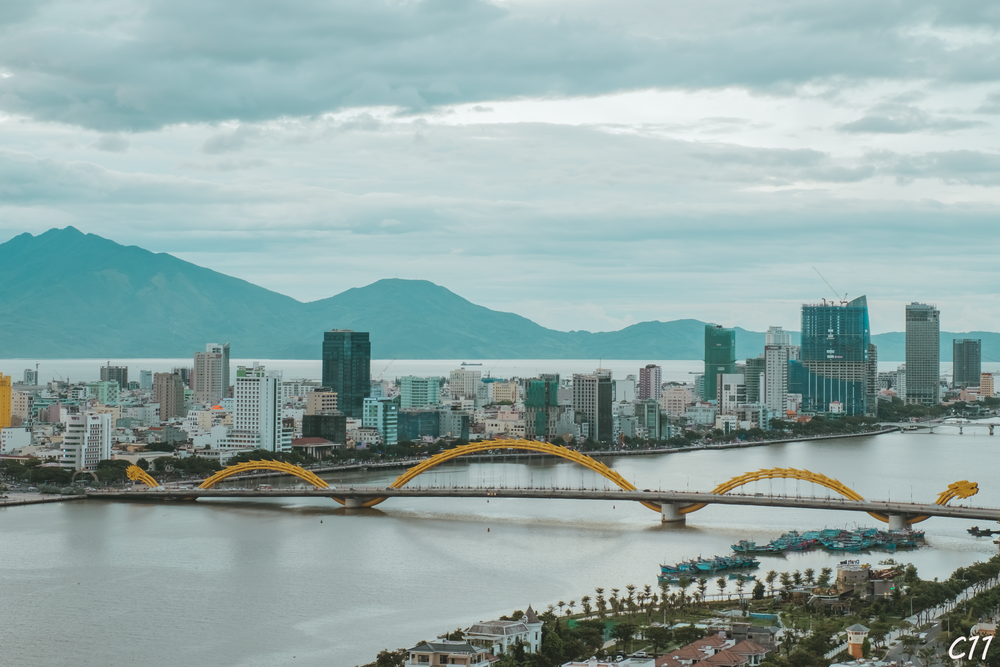 岘港